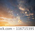 The sky before sunset is dyed in a gradation 116715395