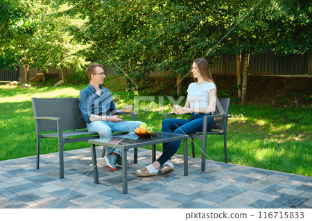 The daughter talks her father about her life and successes in the city 116715833