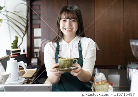 一位女咖啡館員工給顧客咖啡 116716497