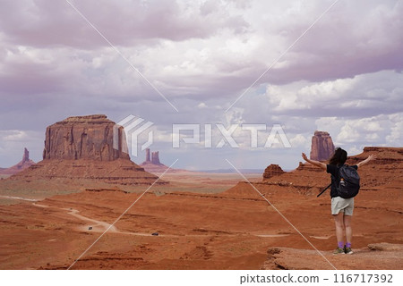 紀念碑谷與旅行者女人 116717392