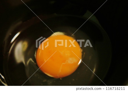 雞蛋在黑碗裡破裂 雞蛋在黑碗裡破裂 116718211
