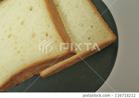 Luxury bread on a black plate 116718212