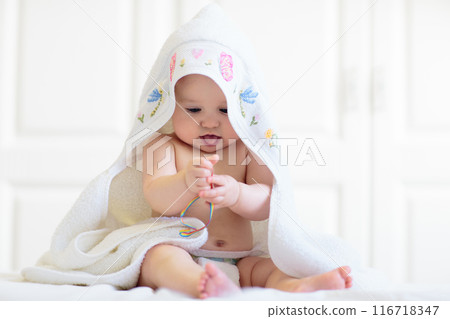 Little baby on white bed Little baby on white bed 116718347