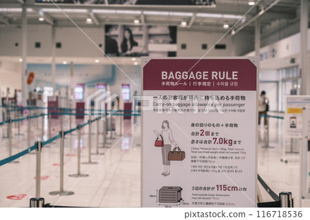 Detailed information board on baggage rules installed in the airport Detailed information board on baggage rules installed in the airport 116718536