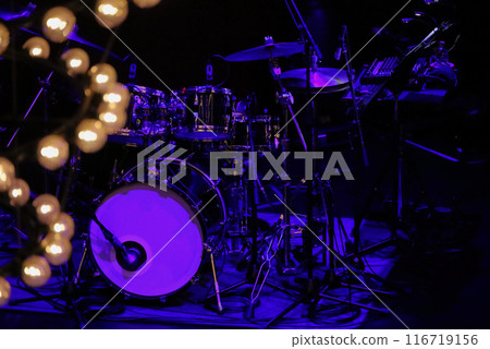 演出開始前，燈光昏暗的現場演奏廳的舞台上放置著一組鼓組。 116719156