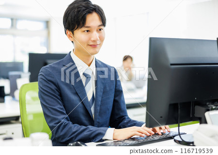 Businessman heading to PC 116719539
