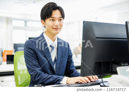 Businessman heading to PC 116719717