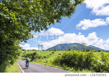 Fresh greenery and early summer cycling image (Hiruzen Plateau) Fresh greenery and early summer cycling image (Hiruzen Plateau) 116720501