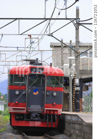 仍保留著幹線時代氣息的信濃鐵道115系列車從田中站出發_2024年6月9日拍攝 116721052