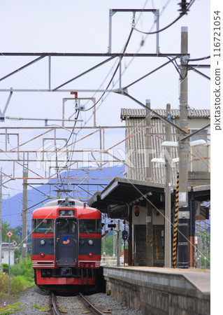 仍保留著幹線時代氣息的信濃鐵道115系列車從田中站出發_2024年6月9日拍攝 116721054