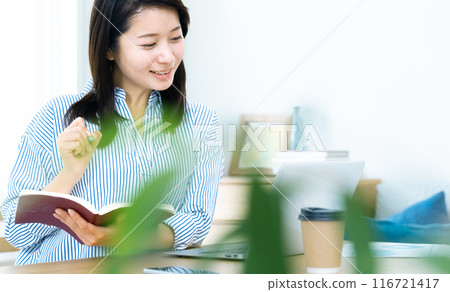 一個女人在電腦上學習 116721417