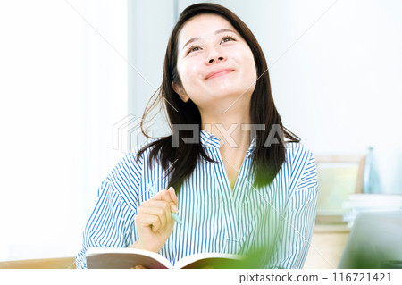 一個女人在電腦上學習 116721421