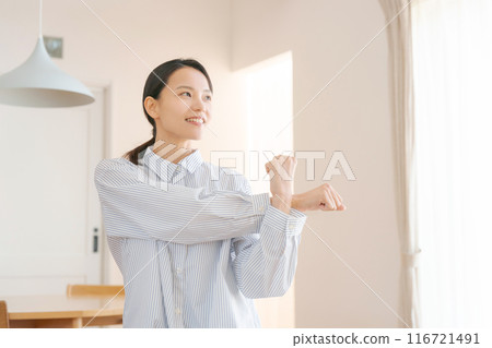 一個女人在客廳裡伸展 116721491