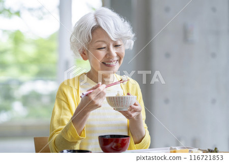 Senior woman to eat Senior woman to eat 116721853