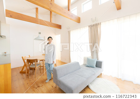 A woman in her 30s in the living room 116722343