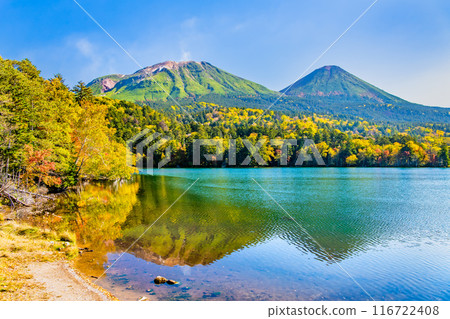 北海道溫內杜,紅葉染紅的地方~映在湖面上的雌寒山和阿寒富士山~ 北海道溫內杜,紅葉染紅的地方~映在湖面上的雌寒山和阿寒富士山~ 116722408