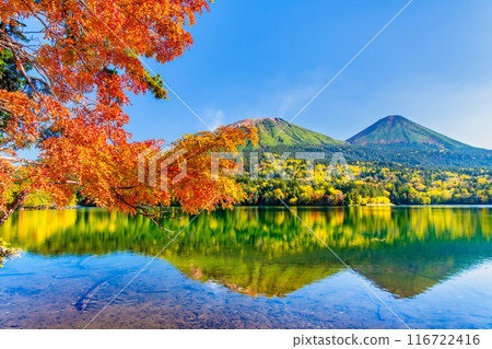 Hokkaido Onneto dyed in autumn leaves - Mt. Meakan and Mt. Akan Fuji reflected on the lake surface - Hokkaido Onneto dyed in autumn leaves - Mt. Meakan and Mt. Akan Fuji reflected on the lake surface - 116722416