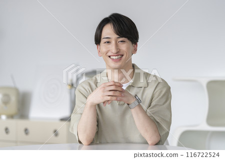 一個二十多歲的男人對著鏡頭微笑 116722524