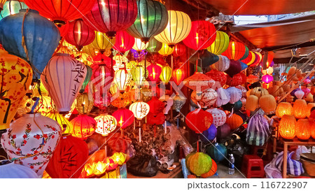 A lantern stall at the night market in Hoi An Old Town, Vietnam 116722907