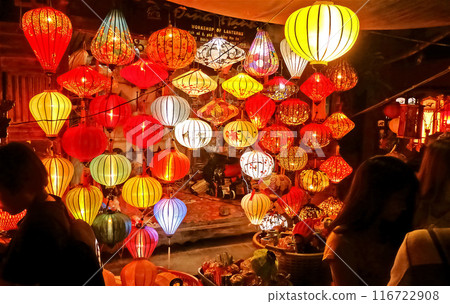 A lantern stall at the night market in Hoi An Old Town, Vietnam 116722908