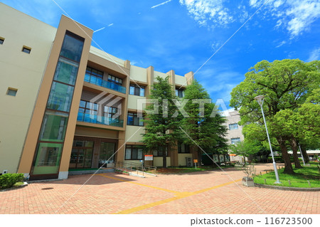 [Kagawa Prefecture] Kagawa University's Saiwai-cho Campus on a sunny day 116723500
