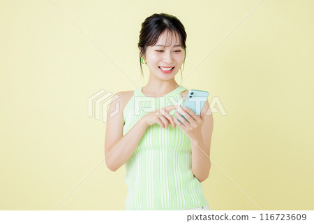 生活方式 一位女士正在看智能手機 生活方式 一位女士正在看智能手機 116723609