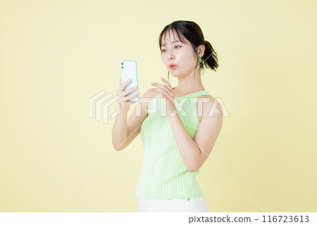 生活方式 一位女士正在看智能手機 生活方式 一位女士正在看智能手機 116723613