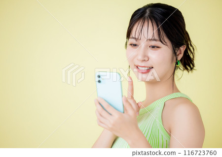 Lifestyle A woman looking at a smartphone 116723760