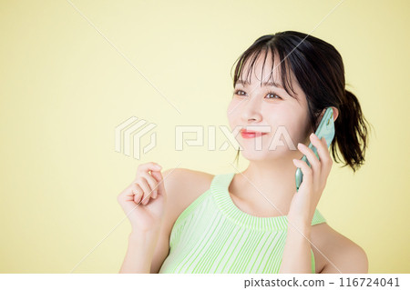 年輕女子在智能手機上交談 116724041