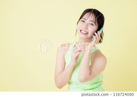 Young woman talking on a smartphone 116724080