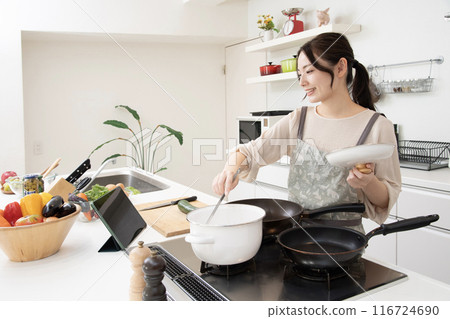 廚房女人做飯 廚房女人做飯 116724690