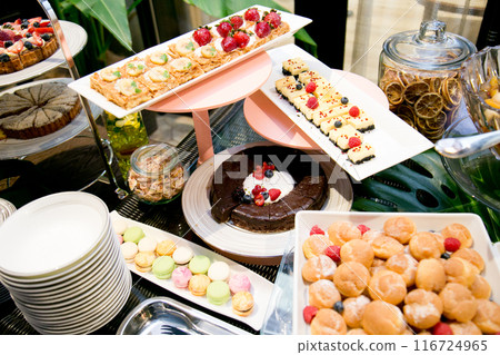 色彩繽紛的蛋糕糖果自助餐形象 116724965