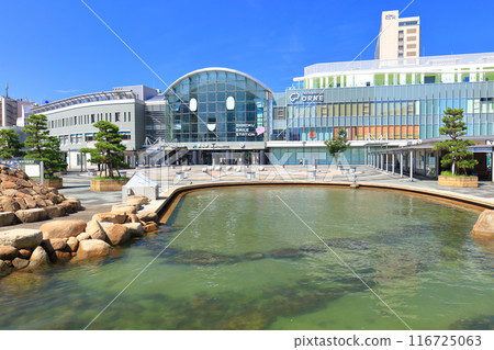 [Kagawa Prefecture] JR Takamatsu Station Square and saltwater pond on a clear day 116725063