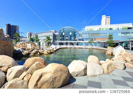 [香川縣] 晴天的JR高松站前廣場和海水池 116725068