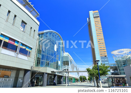 [Kagawa Prefecture] JR Takamatsu Station and Takamatsu Symbol Tower on a clear day 116725101