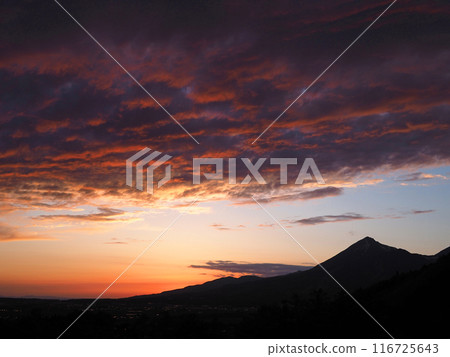 日落後，被餘輝染紅的雲彩與磐梯山的輪廓形成鮮明對比，令人印象深刻且美麗。 116725643