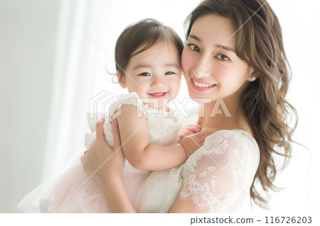 抱著嬰兒的母親 116726203