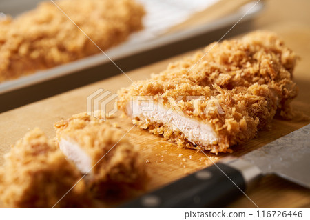 在切菜板上切炸豬排 116726446