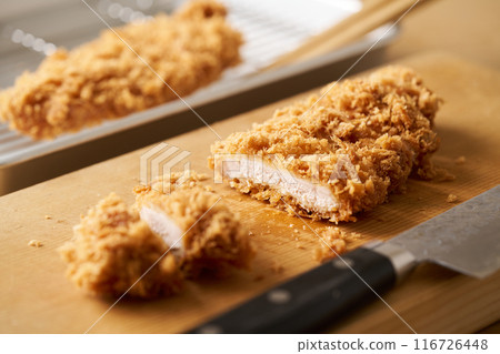 在切菜板上切炸豬排 116726448