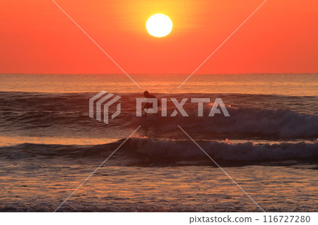 宮崎縣大倉濱，衝浪者在衝浪時觀看海上日出 116727280