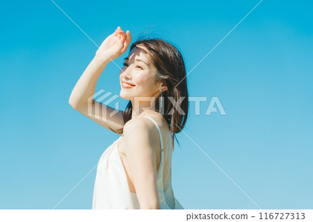 年輕女性的紫外線 UV 護理形象 年輕女性的紫外線 UV 護理形象 116727313