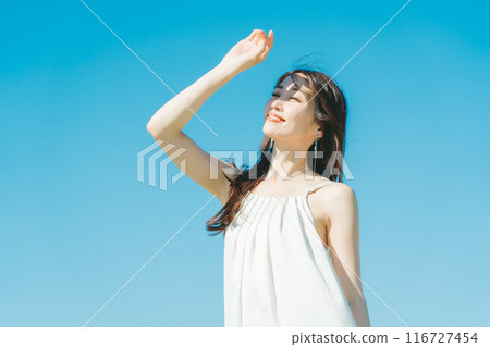 年輕女性夏季護膚形象 116727454