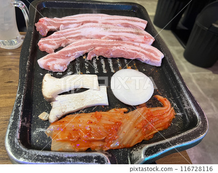 Samgyeopsal/用煎鍋烹調的韓國食物 Samgyeopsal/用煎鍋烹調的韓國食物 116728116