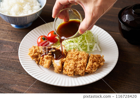 Sauce a pork cutlet 116728420