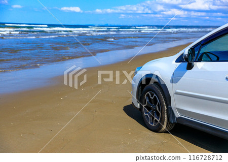 美麗的沙灘、大海和四驅車 美麗的沙灘、大海和四驅車 116728712