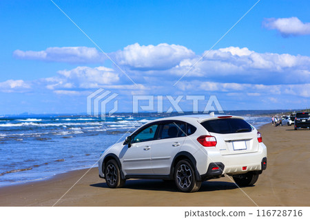 美麗的沙灘、大海和四驅車 116728716