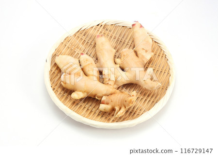 濾鍋中的新鮮生薑 濾鍋中的新鮮生薑 116729147