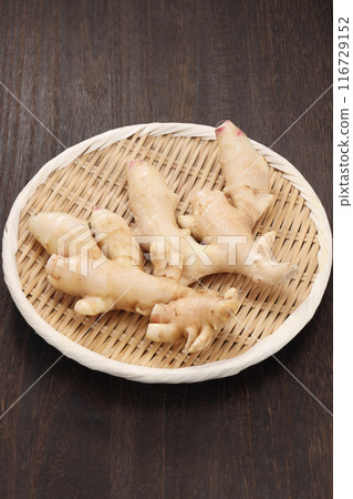 濾鍋中的新鮮生薑 116729152