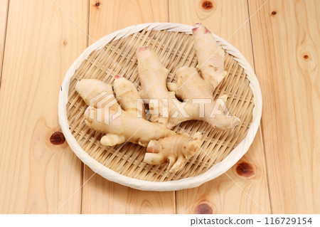 濾鍋中的新鮮生薑 116729154