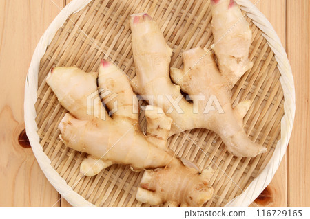 濾鍋中的新鮮生薑 濾鍋中的新鮮生薑 116729165